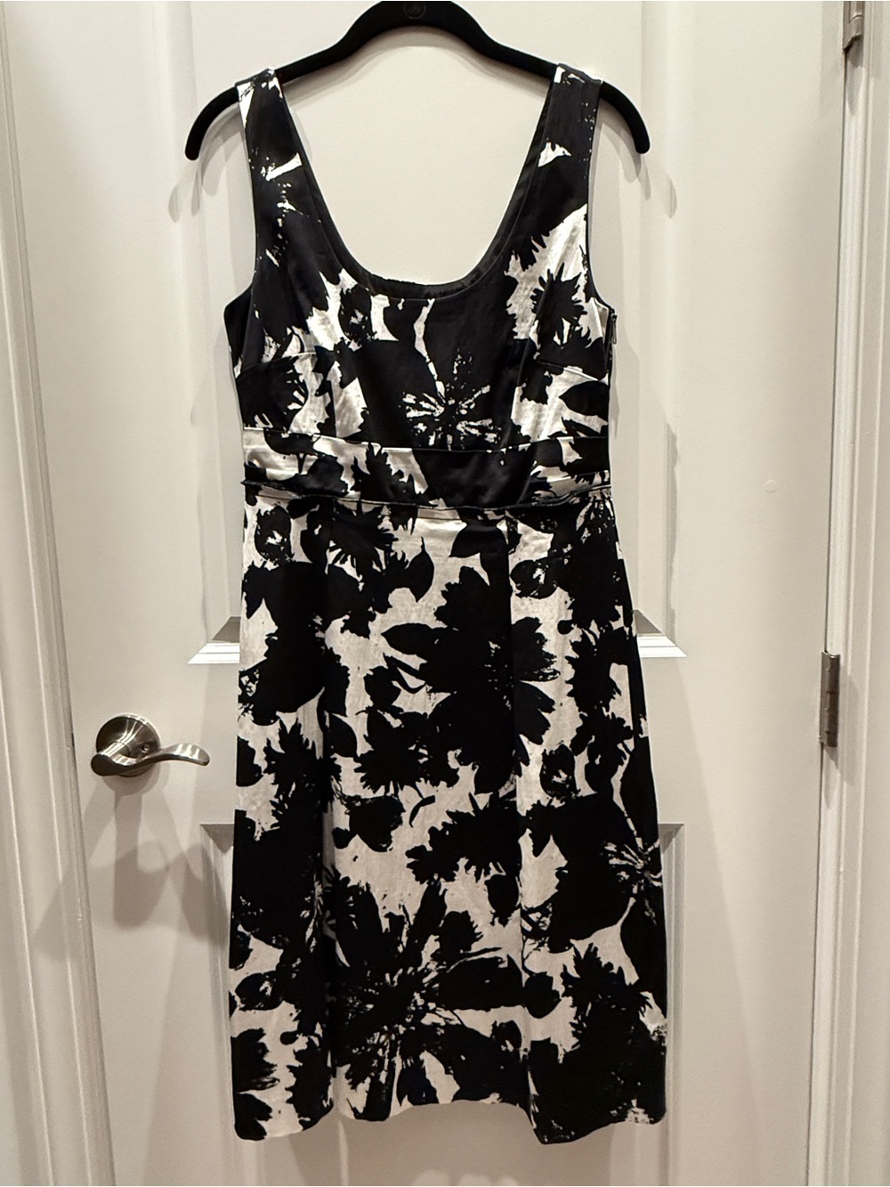 Ann Taylor Black and White Abstract Floral Midi Sleeveless Dress, Size 4